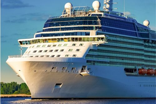 Nave da crociera in arrivo al porto di Civitavecchia