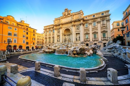 La Fontana di Trevi illuminata
