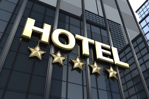 Arrivo davanti all'ingresso dell'hotel a Roma