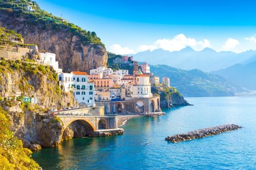 La strada panoramica della Costiera Amalfitana a picco sul mare