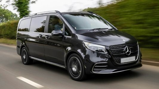 Mercedes Classe V Extralong in marcia su strada, vista laterale destra