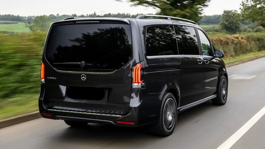 Mercedes Classe V Extralong vista da dietro mentre viaggia su una strada di campagna