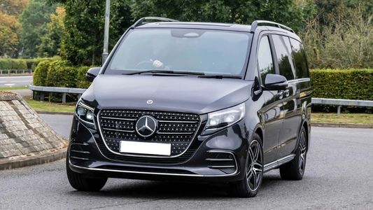 Mercedes Classe V Extralong nera vista di tre quarti anteriore, il van NCC a sei posti