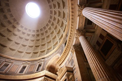 Il Pantheon di Roma visto dalla piazza