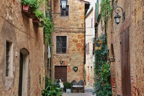 Il centro storico di Pienza affacciato sulle colline della Val d'Orcia