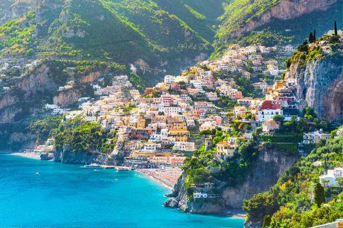 Positano vista dall'alto, case pastello a picco sul mare