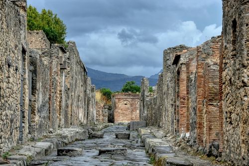 Le strade lastricate degli scavi di Pompei con il Vesuvio sullo sfondo