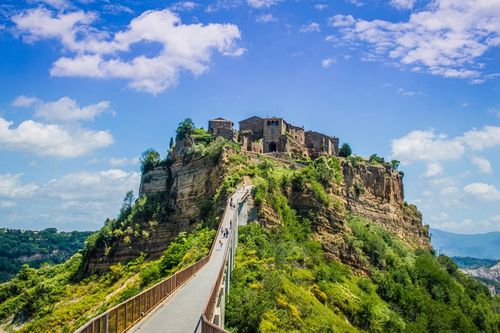 Civita di Bagnoregio sullo sperone di tufo, raggiunta dal ponte pedonale