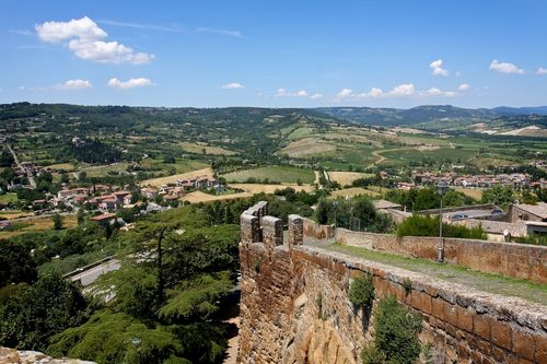 Il Duomo di Orvieto con la facciata a mosaici dorati