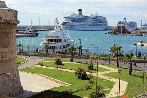 Il porto di Civitavecchia con le navi da crociera ormeggiate