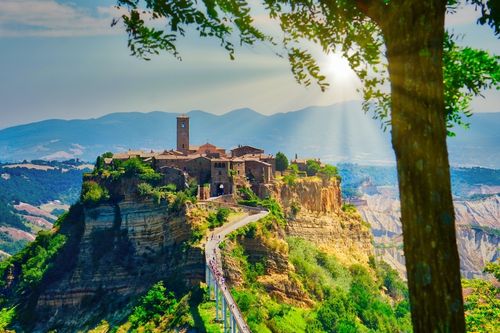 Civita di Bagnoregio sullo sperone di tufo, con il ponte pedonale che la collega