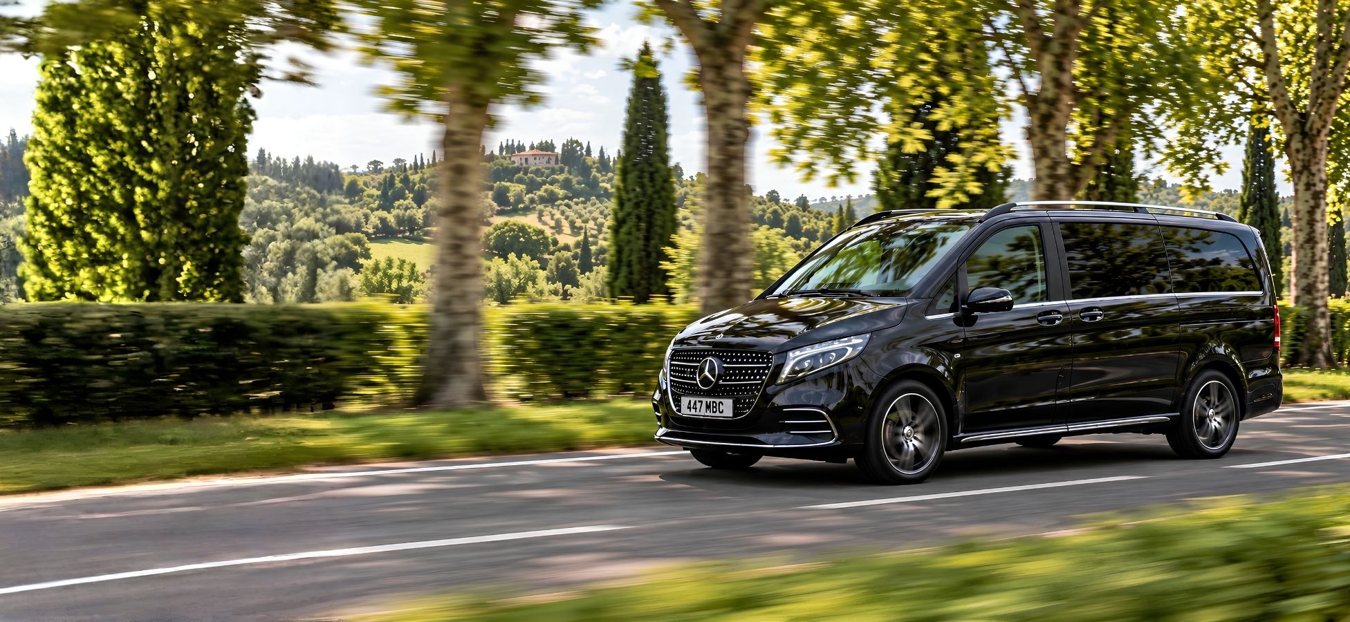 Mercedes Classe V di LuxeItalia con l'autista, servizio NCC a Roma