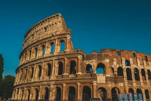 Il Colosseo visto dal basso contro il cielo azzurro