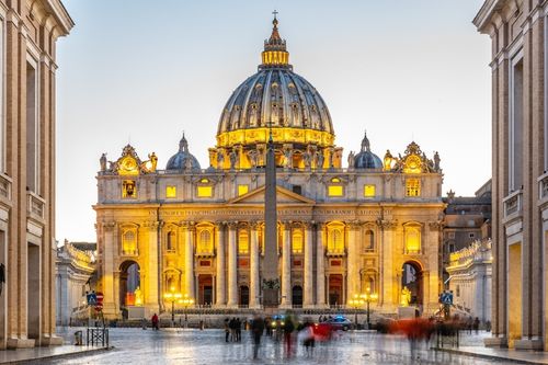 La Basilica di San Pietro illuminata all’imbrunire, vista da via della Conciliazione